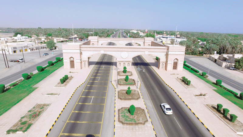 تنفيذ عدد من المشروعات التنموية والخدمية لتعزيز الجوانب العمرانية والاقتصادية والسياحية بصحار